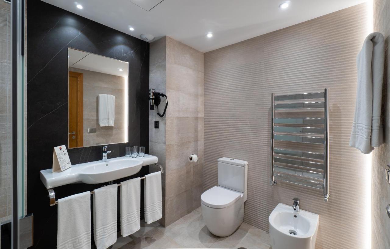 Hotel Apartamentos Bajondillo 토레몰리노스 외부 사진 Bathroom