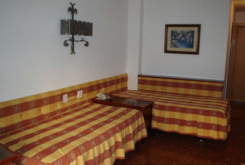 Hotel Apartamentos Bajondillo 토레몰리노스 외부 사진 Two beds in a hotel room
