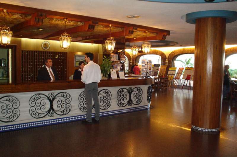 Hotel Apartamentos Bajondillo 토레몰리노스 외부 사진 Reception desk