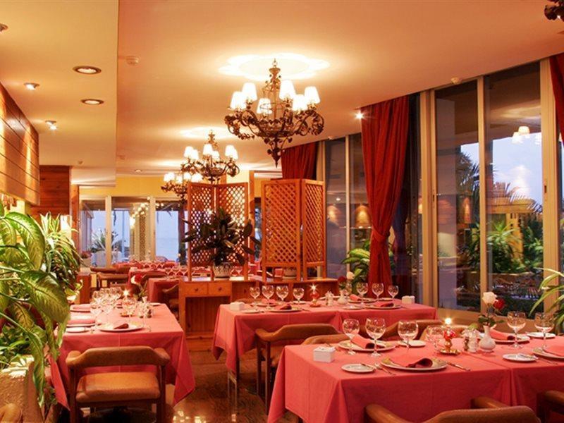 Hotel Apartamentos Bajondillo 토레몰리노스 외부 사진 A restaurant in Antalya