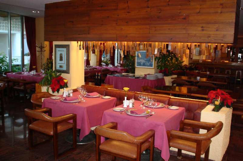 Hotel Apartamentos Bajondillo 토레몰리노스 외부 사진 Interior of a restaurant in Madrid