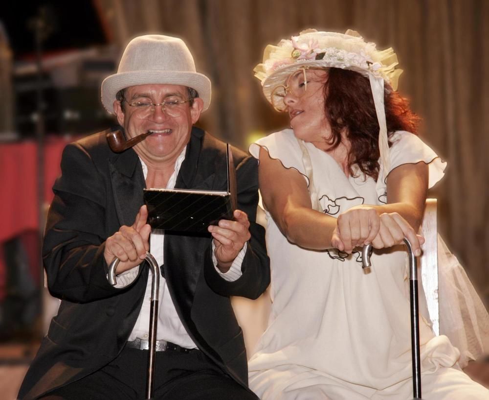 Hotel Apartamentos Bajondillo 토레몰리노스 외부 사진 The wedding of the old couple