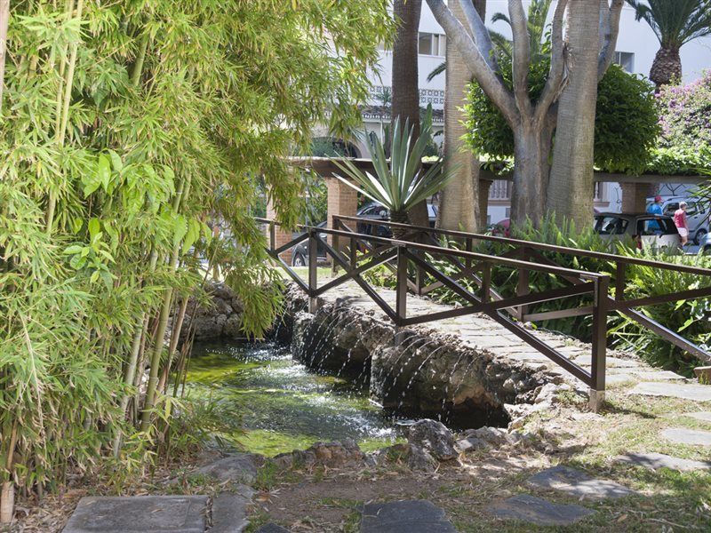 Hotel Apartamentos Bajondillo 토레몰리노스 외부 사진 The fountain of the old town