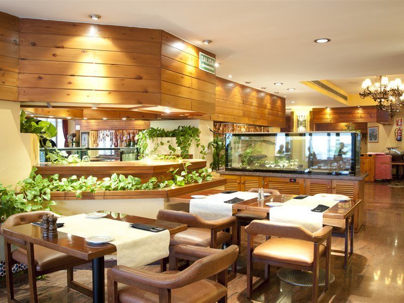 Hotel Apartamentos Bajondillo 토레몰리노스 외부 사진 Interior of a restaurant in Madrid, Spain.
