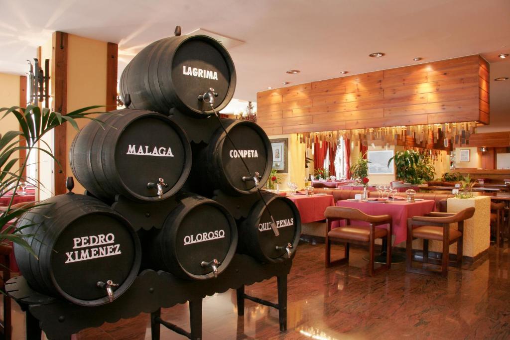 Hotel Apartamentos Bajondillo 토레몰리노스 외부 사진 A restaurant in Málaga, Spain.