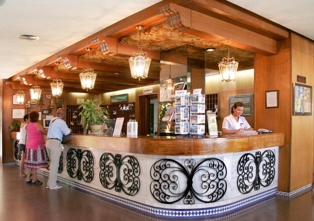Hotel Apartamentos Bajondillo 토레몰리노스 레스토랑 사진 Reception desk