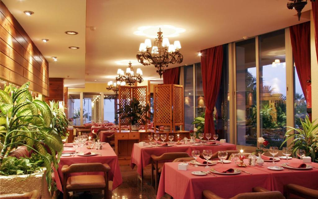 Hotel Apartamentos Bajondillo 토레몰리노스 외부 사진 Interior of a restaurant