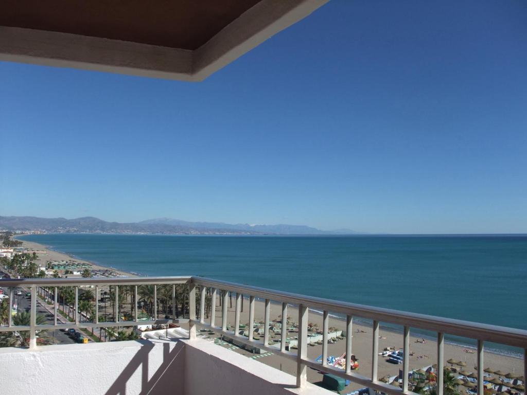 Hotel Apartamentos Bajondillo 토레몰리노스 외부 사진 The sea from the balcony of a room at the hotel