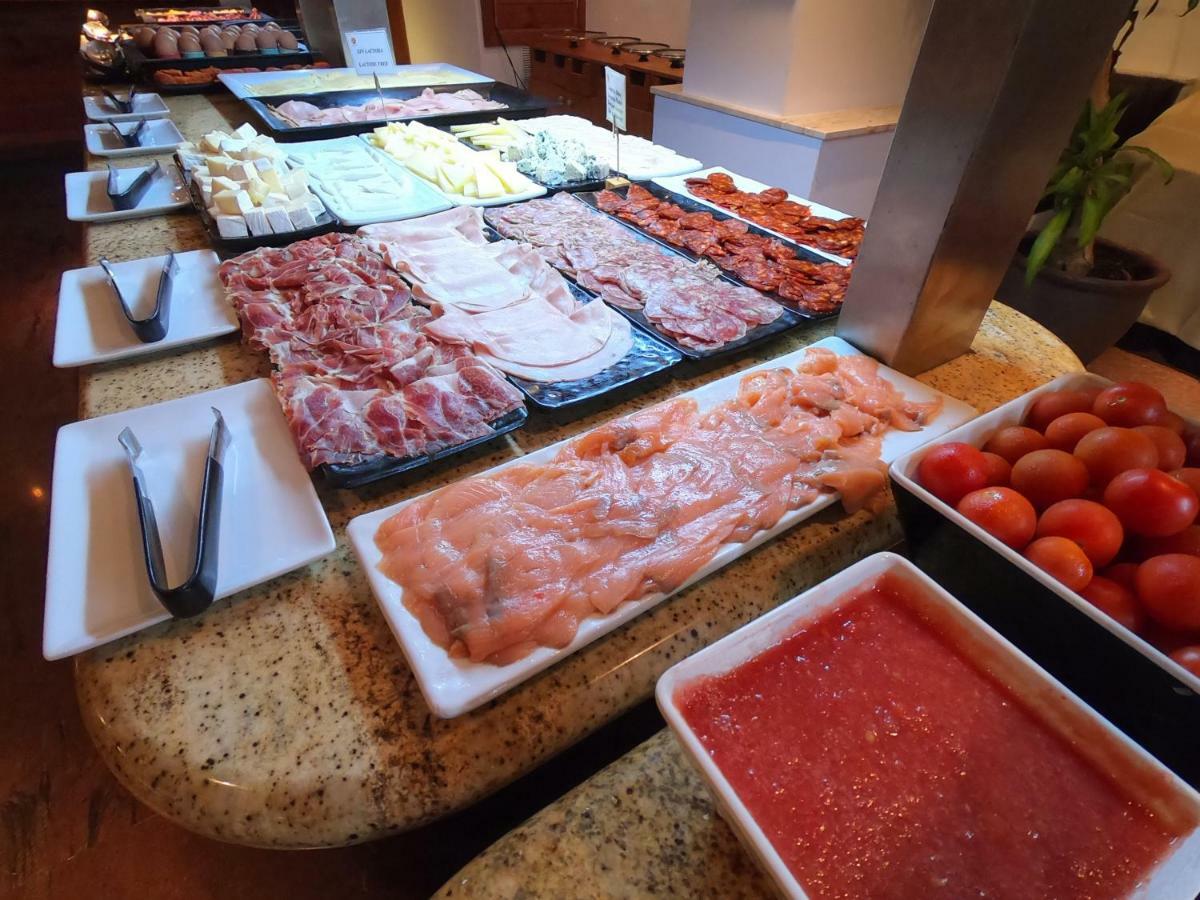 Hotel Apartamentos Bajondillo 토레몰리노스 외부 사진 Breakfast buffet at a luxury hotel