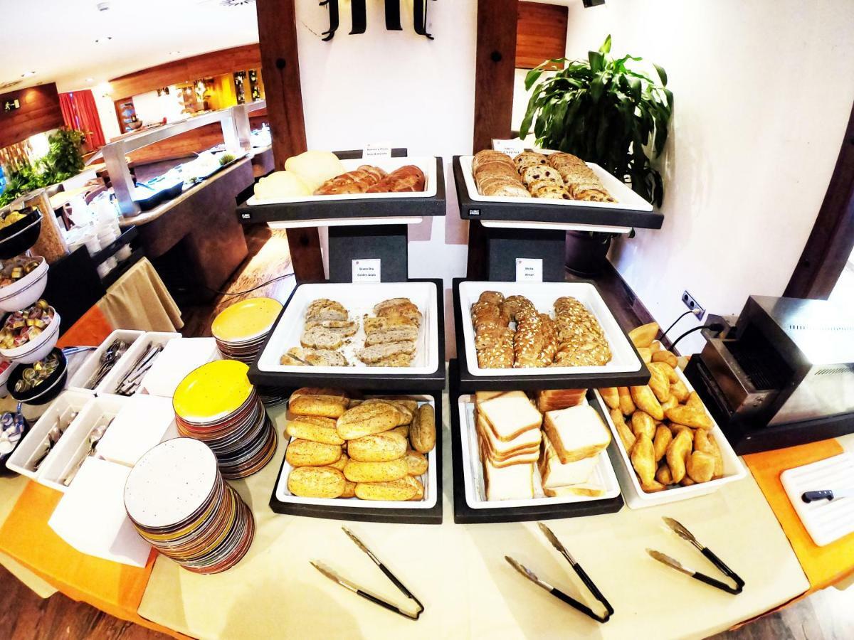 Hotel Apartamentos Bajondillo 토레몰리노스 외부 사진 Breakfast buffet at a hotel