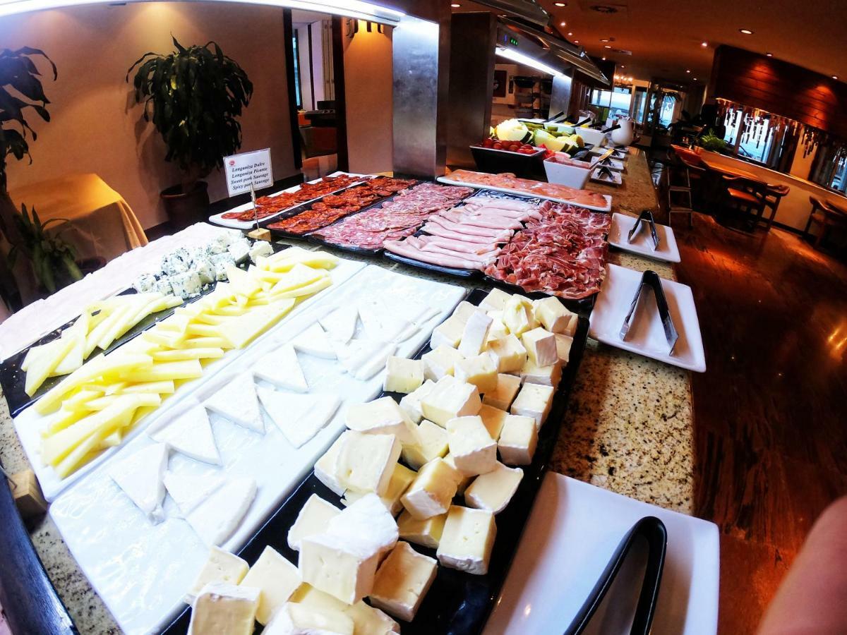 Hotel Apartamentos Bajondillo 토레몰리노스 외부 사진 A buffet breakfast at a luxury hotel in Paris