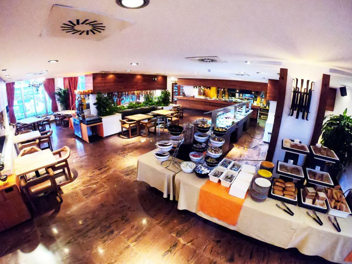 Hotel Apartamentos Bajondillo 토레몰리노스 외부 사진 Breakfast buffet at a hotel