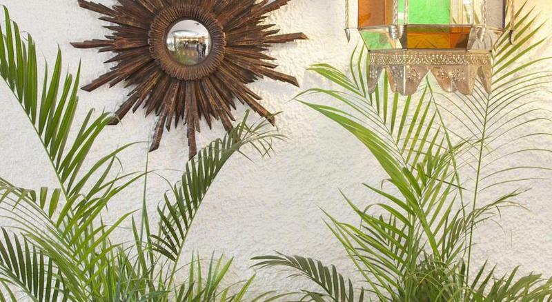 Hotel Apartamentos Bajondillo 토레몰리노스 외부 사진 Detail of a house in Ibiza
