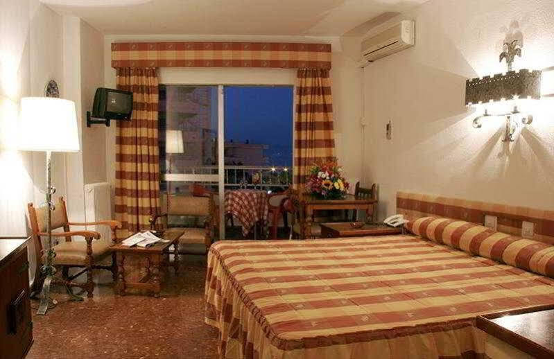 Hotel Apartamentos Bajondillo 토레몰리노스 외부 사진 A room at the hotel