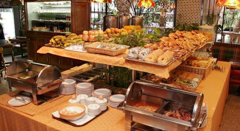 Hotel Apartamentos Bajondillo 토레몰리노스 외부 사진 Breakfast buffet